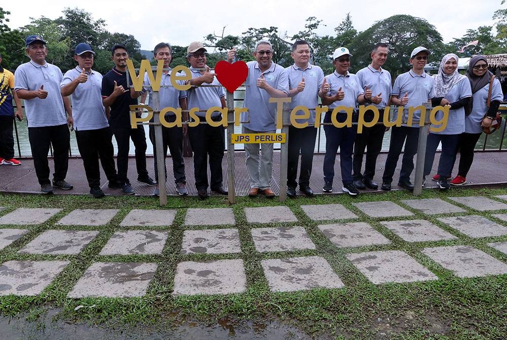 Tiong Sii (enam, kanan) bergambar selepas melawat sekitar Pasar Terapung sempena perasmian sambutan Hari Sungai Sedunia 2023 di Pasar Terapung, JPS Perlis pada Ahad. - Foto Bernama