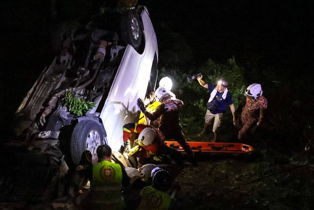 Anggota JBPM Pulau Pinang menjalankan kerja-kerja menyelamat mangsa. - Foto Bernama