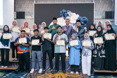 Seramai 15 orang bekas penghuni Inapan Kasih Sayang lepasan SPM telah menerima komputer riba daripada ZPP bagi memudahkan pembelajaran mereka.
