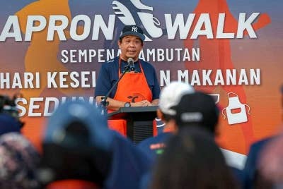 Lukanisman menyampaikan ucapan perasmian Apron Walk 2023 sempena Sambutan Hari Keselamatan Kesihatan Sedunia Peringkat Kebangsaan 2023 di Anjung Floria hari ini.Foto Bernama