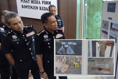 Fisol (kanan) melihat gambar lokasi kejadian di pekarangan Masjid Jamek Qaryah Taman Kucai, Kulim.