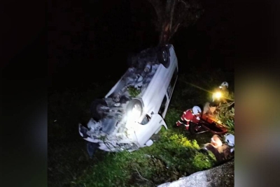 Anggota bomba sedang menjalankan kerja menyelamat di lokasi kejadian.