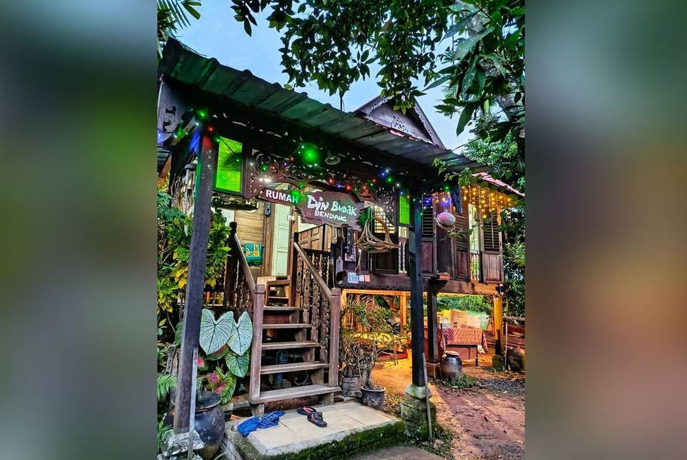 Rumah kayu menghidupkan lagi konsep ala kampung di Warung Din Bendang.