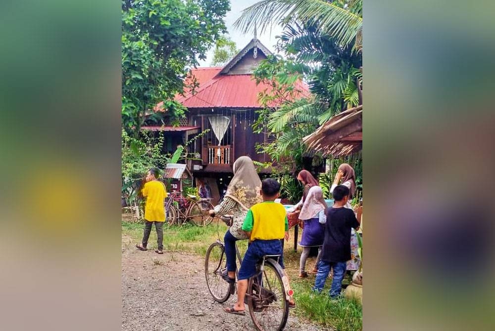 Pengunjung juga boleh merasai pengalaman menaiki basikal tua yang disediakan di warung terbabit.