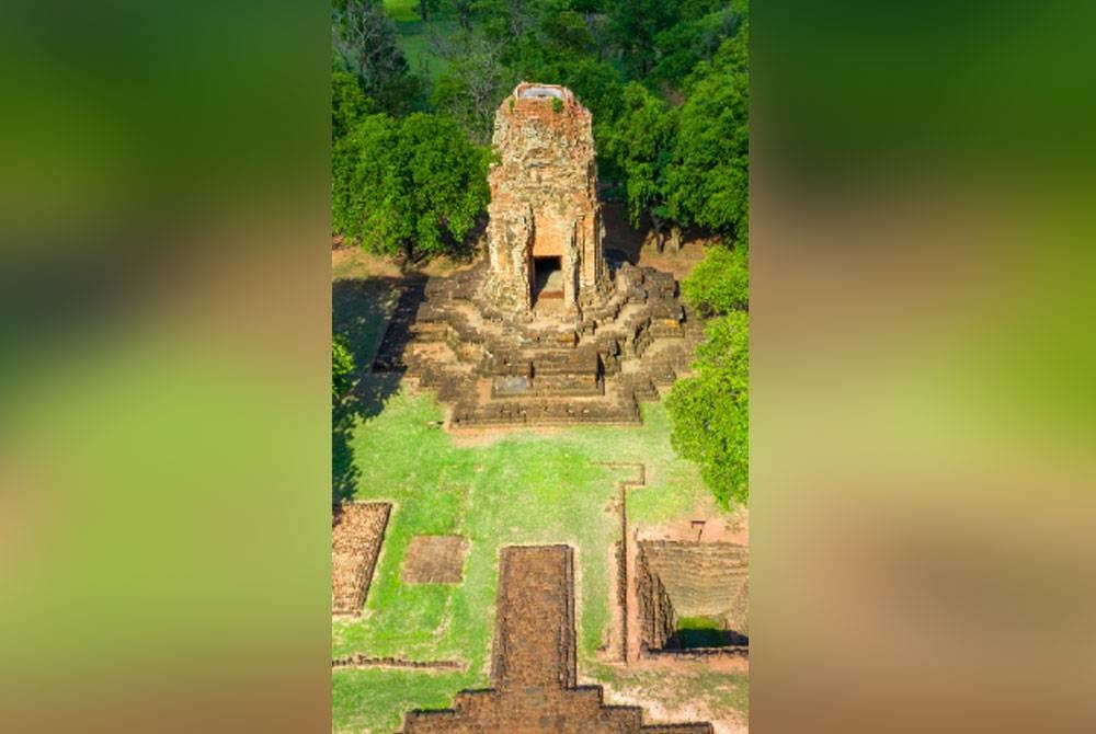THAILAND: Kota Purba Si Thep bersama Monumen Dvaravati.