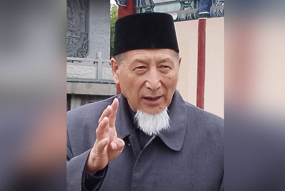 Hassan kelihatan segak dengan songkok baldu buatan Malaysia.