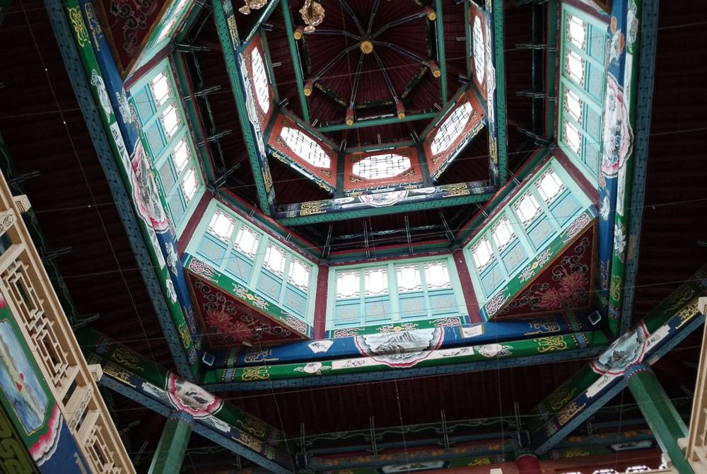 Siling tinggi ruang hadapan mihrab, Masjid Shanxi kelihatan rumit dengan bentuk segi empat dan oktagon yang bercirikan tradisional Cina.