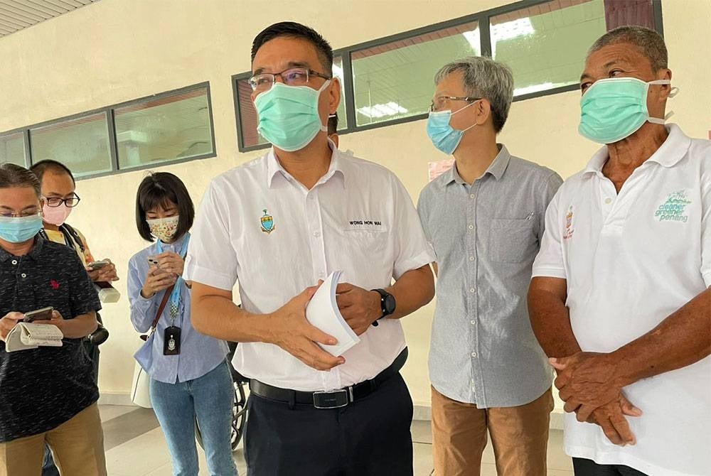 Hon Wai (tengah) ketika ditemui di Hospital Balik Pulau pada pagi Isnin.