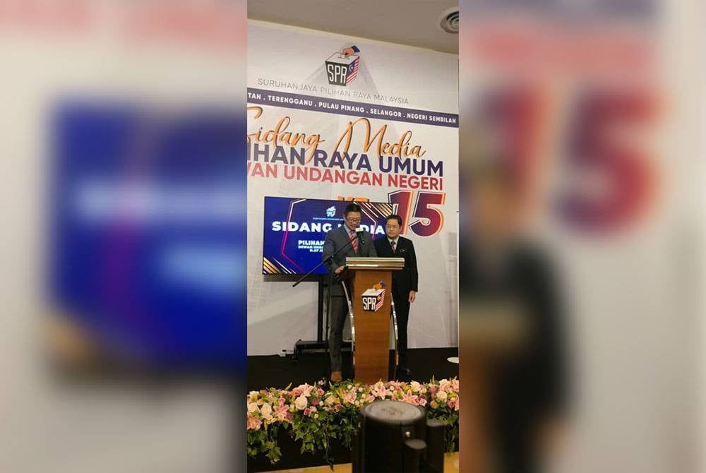 Azmi (kiri) mengumumkan tarikh penting PRK Jepak, Sarawak di Ibu Pejabat SPR, Putrajaya pada Isnin