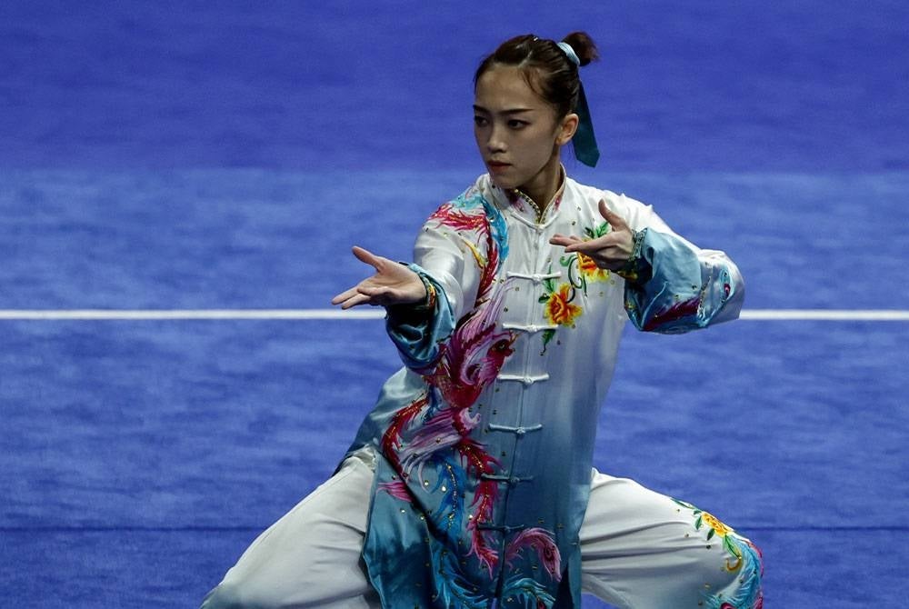 Atlet Wushu kebangsaan Sydney Chin Sy Xuan ketika beraksi dalam acara akhir Taijiquan dan Taijijian wanita di pusat sukan Xiaoshan Guali, pada Isnin. - Foto Bernama