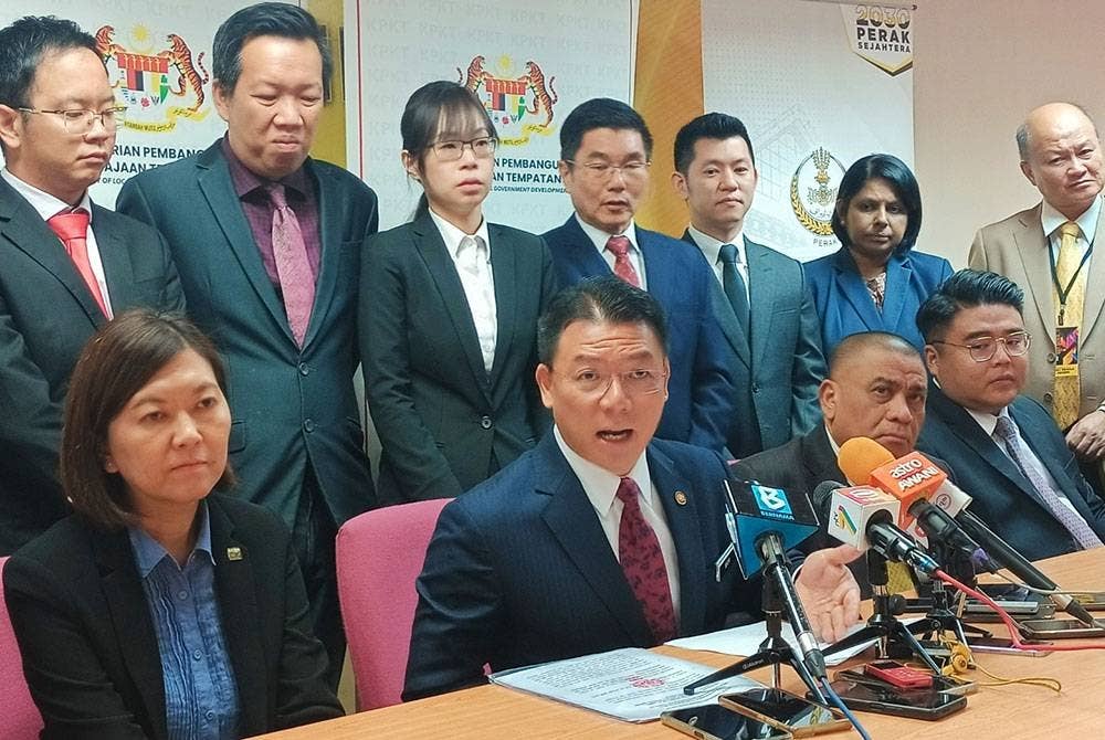 Kor Ming (duduk, dua dari kiri) dalam sidang akhbar pada Isnin.