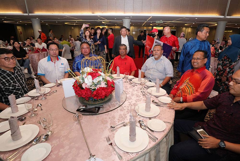 Mohamad Sabu (empat dari kanan) bersama Menteri Pelancongan, Seni dan Budaya, Datuk Seri Tiong King Sing dan Ahli Parlimen Pulai Suhaizan Kaiat (dua dari kanan) pada Majlis Penghargaan Pilihan Raya Kecil Parlimen Pulai dan Dewan Undangan Negeri Simpang Jeram, malam Ahad. - Foto Bernama
