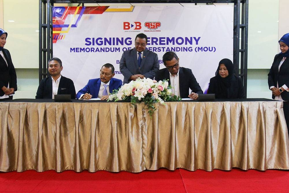 Raja Shahreen (tiga dari kiri) dan Nor Azam (tiga dari kanan) menandatangani Memorandum Persefahaman (MoU) sambil disaksikan Che Had Dhali (tengah) pada Majlis Menandatangani MoU antara BDB Energy dan PSP di Hotel Raia, Alor Setar.