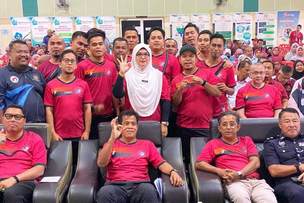 Dr Zaini (dua,kiri) bersama Mohd Syahbuddin (kiri) dan Choon Foo (kanan) semasa Program Sambutan Hari Malaria Sedunia Peringkat Kelantan di dewan serbaguna Ladang Sungai Terah, Gua Musang.