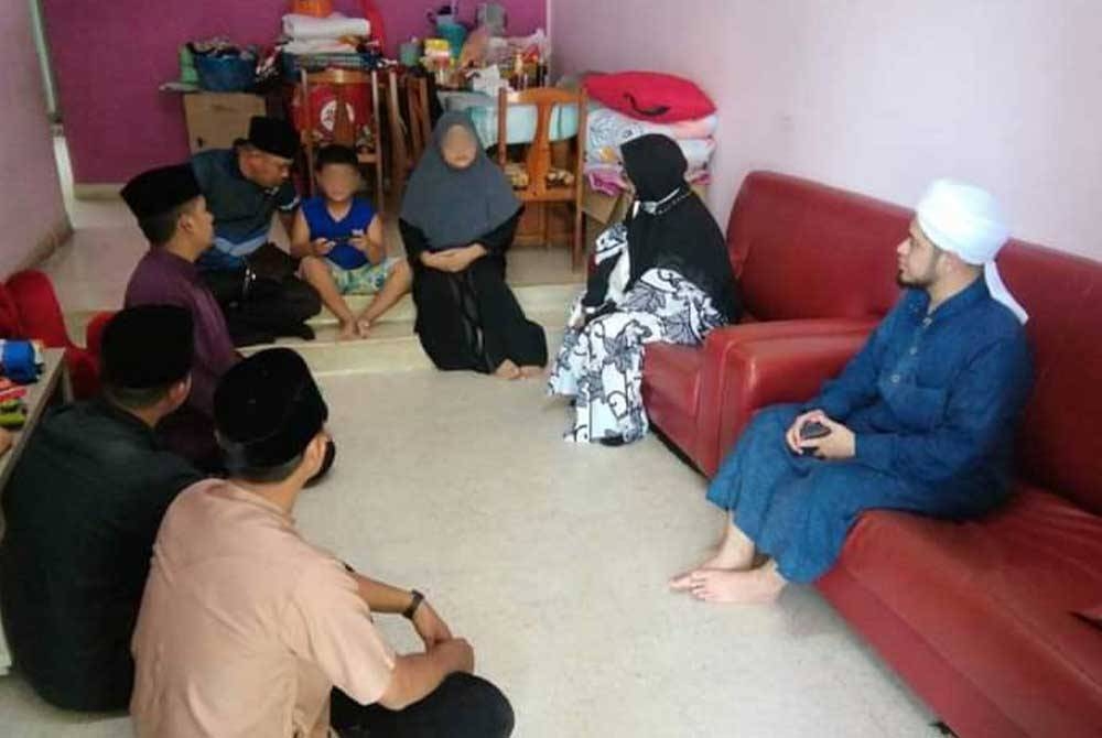 Kakitangan Operasi Agihan LZS di daerah Petaling bersama pihak Masjid Darul Ehsan Subang Jaya turun padang menziarahi keluarga berkenaan