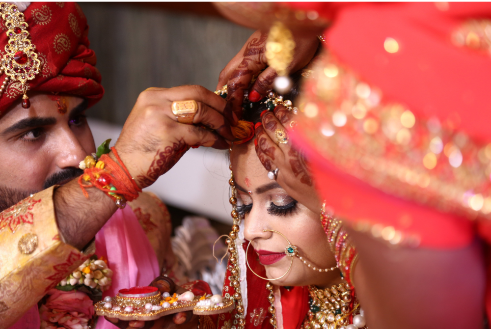 Bagi Muslim, hukum memakai bindi/tikka di dahi adalah diharamkan kerana ia merupakan simbol di dalam agama Hindu. 