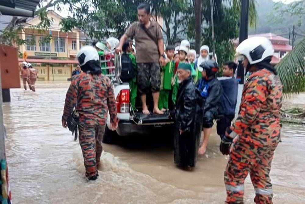 Kanak-kanak dari Pasti Daruk Ulum dibawa keluar dari pusat asuhan berkenaan menggunakan kenderaan orang awam.