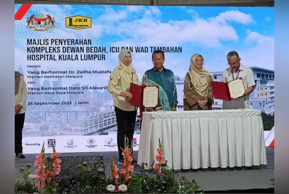 Dr Zaliha (dua dari kanan) dan Nanta Linggi (dua dari kiri) ketika Majlis Penyerahan Kompleks Dewan Bedah, ICU dan Wad Tambahan di HKL pada Isnin.