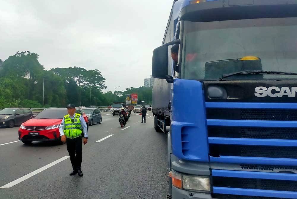 Sebuah treler ditahan bagi pemeriksaan oleh JSPT Bukit Aman.