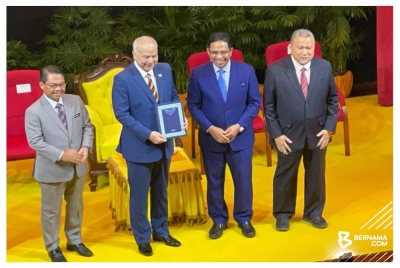 Sultan Perak Sultan Nazrin Shah berkenan menyempurnakan pelancaran buku Tafsir Mawdu’i Sungai: Perspektif Islam Tentang Alam Sekitar karya Prof Datuk Dr Zulkifli Mohd Yusoff dan Datuk Dr Zaini Ujang di Institut Asia-Eropah Universiti Malaya, pada Isnin. - Foto Bernama