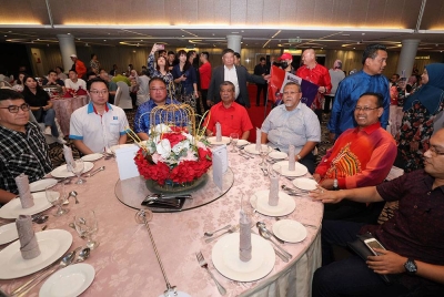 Mohamad Sabu (empat dari kanan) bersama Menteri Pelancongan, Seni dan Budaya, Datuk Seri Tiong King Sing dan Ahli Parlimen Pulai Suhaizan Kaiat (dua dari kanan) pada Majlis Penghargaan Pilihan Raya Kecil Parlimen Pulai dan Dewan Undangan Negeri Simpang Jeram, malam Ahad. - Foto Bernama