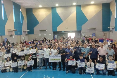 Noor Azleen dan Muhd Rosdi (tengah) bersama penerima selepas Majlis Penyerahan Wang Pendahuluan PTPTN di Dewan Serbaguna Taman Bukit Dahlia, Pasir Gudang pada Isnin.