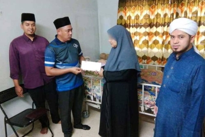 Sumbangan bantuan kecemasan berupaya wang tunai daripada LZS dan pihak masjid turut disampaikan kepada Sofiah (dua dari kanan).