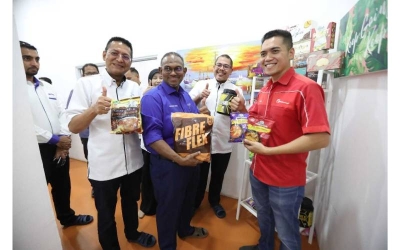 Shaik Hussein (berbaju biru) menunjukkan produk makanan yang dihasilkan usahawan yang menyertai siri EXPERT pada tahun lalu.