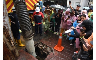 Antara pempengaruh media sosial yang menyertai Cyber Eco Hunt 2023 membuat ‘content’ masing-masing berkenaan proses pembersihan sistem perparitan oleh kakitangan AFSB.