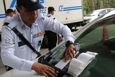 PDRM menyumbangkan kutipan saman berjumlah RM302.43 juta kepada perolehan negara bagi tempoh lapan bulan tahun ini. Gambar hiasan.