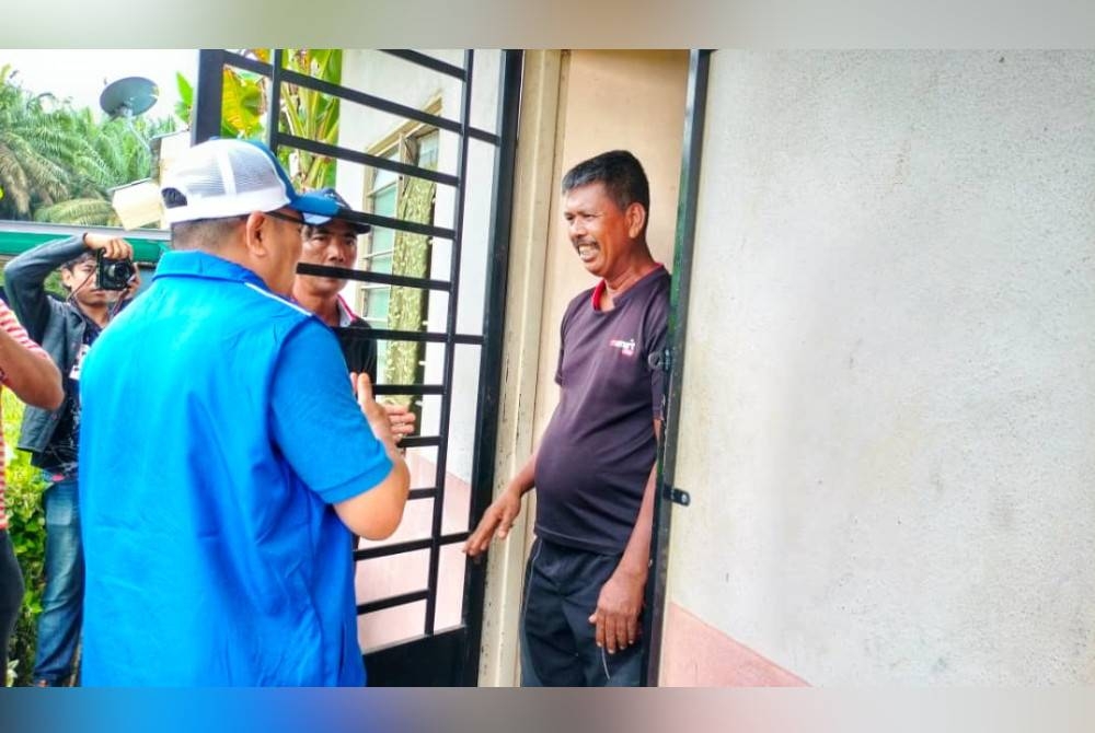 Amizar (kiri) ketika menyantuni penduduk di Agropolitan Chemomoi.