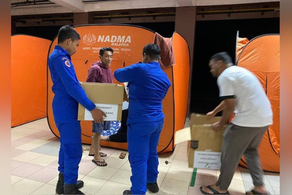 APM membuat persediaan di PPS SMK Changlun bagi menampung bilangan mangsa banjir yang meningkat pagi Selasa. - Foto APM