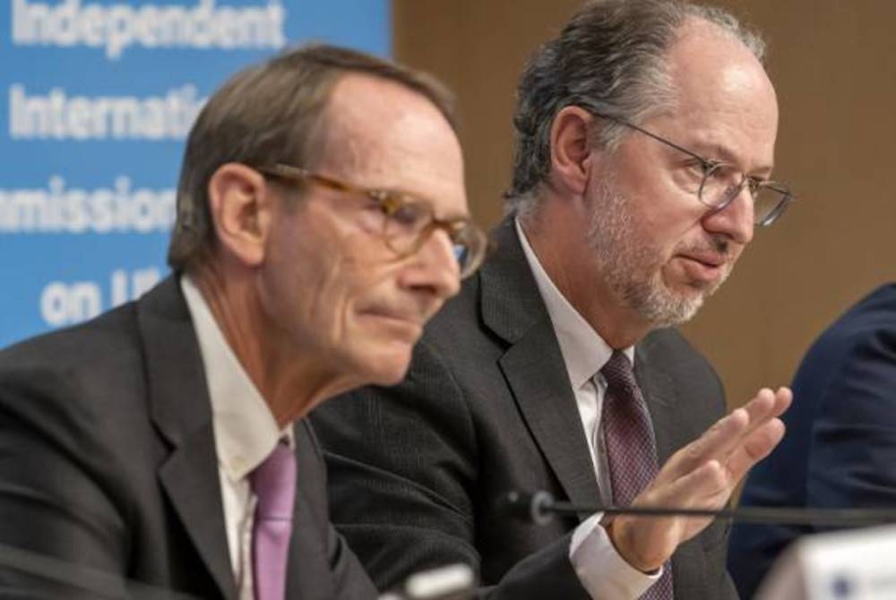 Erik Mose (kiri) bercakap kepada media mengenai laporan Suruhanjaya Siasatan Antarabangsa Bebas PBB berhubung Ukraine kepada Majlis Hak Asasi Manusia di ibu pejabat PBB di Geneva, Switzerland. - Foto AP