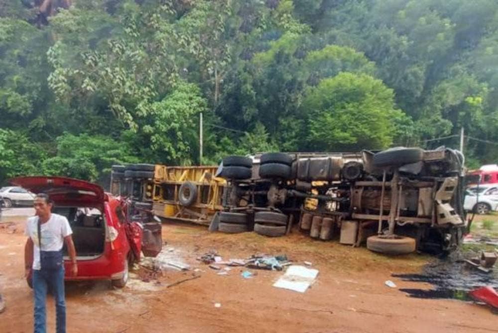 Kemalangan membabitkan lima kenderaan di Kilometer 5, Jalan Segamat-Kuantan, Johor, pada 1 Sept lalu mengakibatkan enam beranak maut. - Facebook Balai Bomba & Penyelamat Segamat