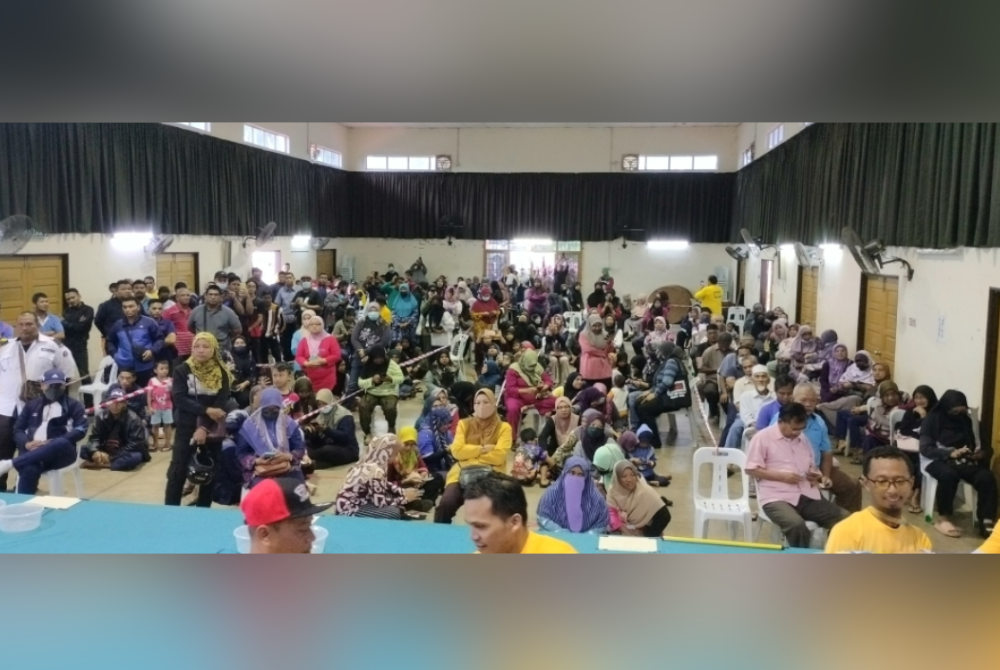 Orang ramai yang memenuhi Dewan Serbaguna Masjid Sultan Abdul Halim Sungai Petani bagi membeli beras dengan harga RM1 sekampit.