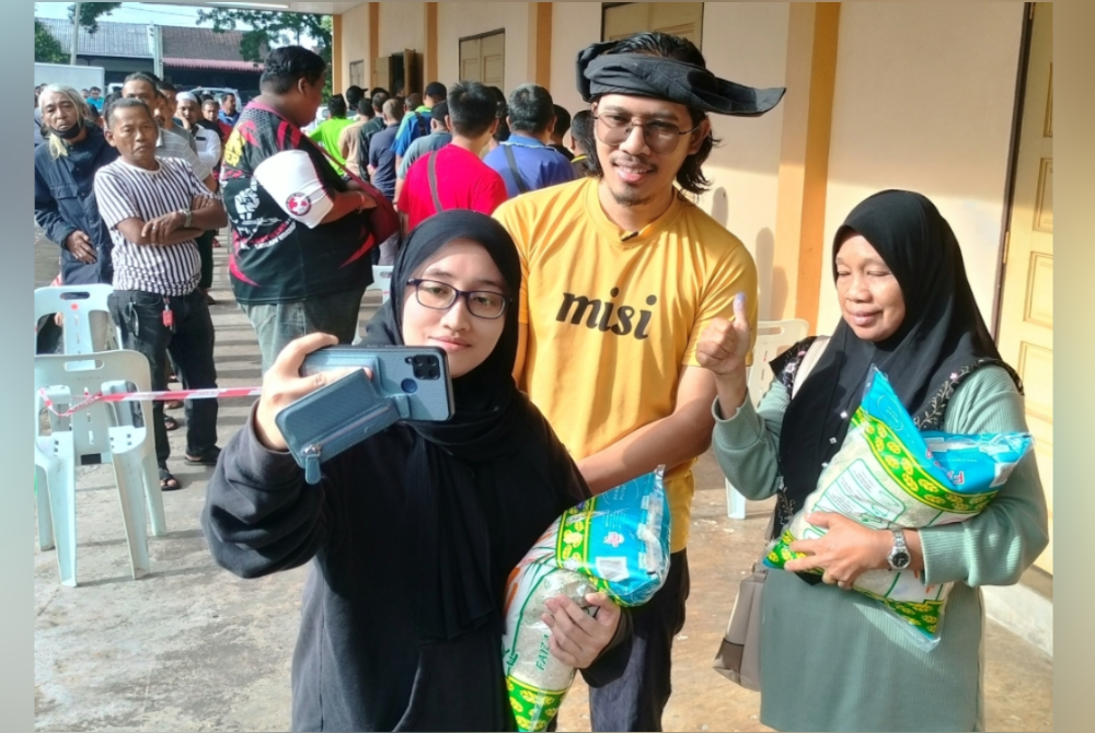 Orang ramai tidak melepaskan peluang mengucapkan terima kasih dan bergambar bersama Nur Ahmad Faiz (tengah).