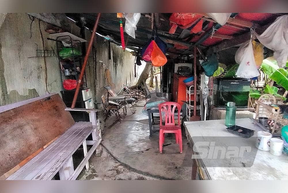 Keadaan pondok warga emas terbabit yang didiami sejak tiga tahun lalu.