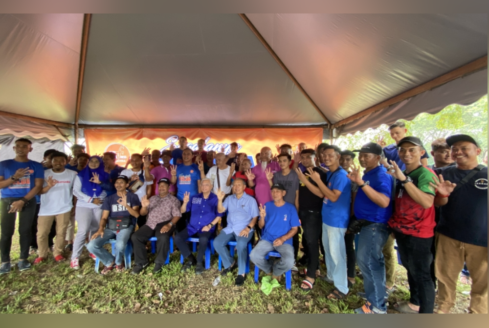 Ismail Sabri bersama penduduk menyatakan sokongan kepada calon calon BN bagi PRK Pelangai.