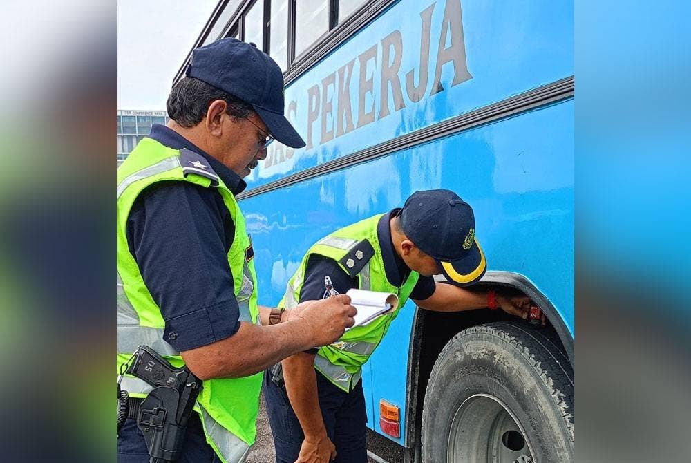 JPJ Selangor turut memeriksa tayar semasa Op Kenderaan Perkhidmatan Awam di Lebuhraya Persekutuan, pada Ahad.