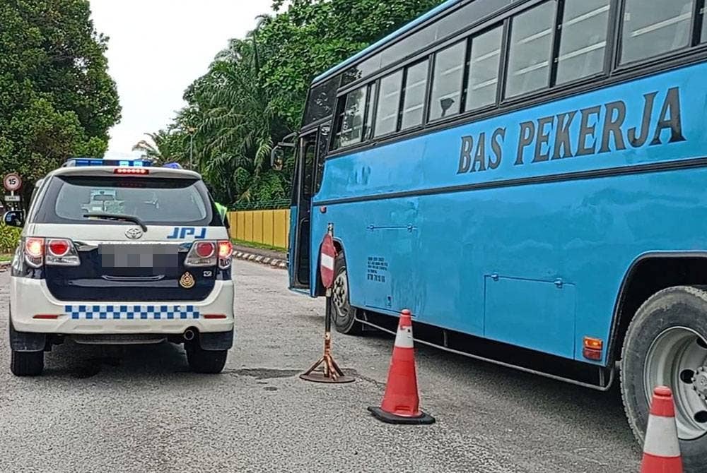 Sebuah bas yang dipandu warga asing disita JPJ Selangor menerusi Op Kenderaan Perkhidmatan Awam di Lebuhraya Persekutuan pada Ahad.