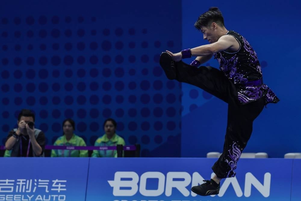 Atlet Wushu Kebangsaan Calvin Lee Wai Leong ketika beraksi pada acara akhir Nanquan dan Nangun lelaki sempena Sukan Asia Hangzhou 2022 di Pusat Sukan Xiaoshan Guali hari ini.