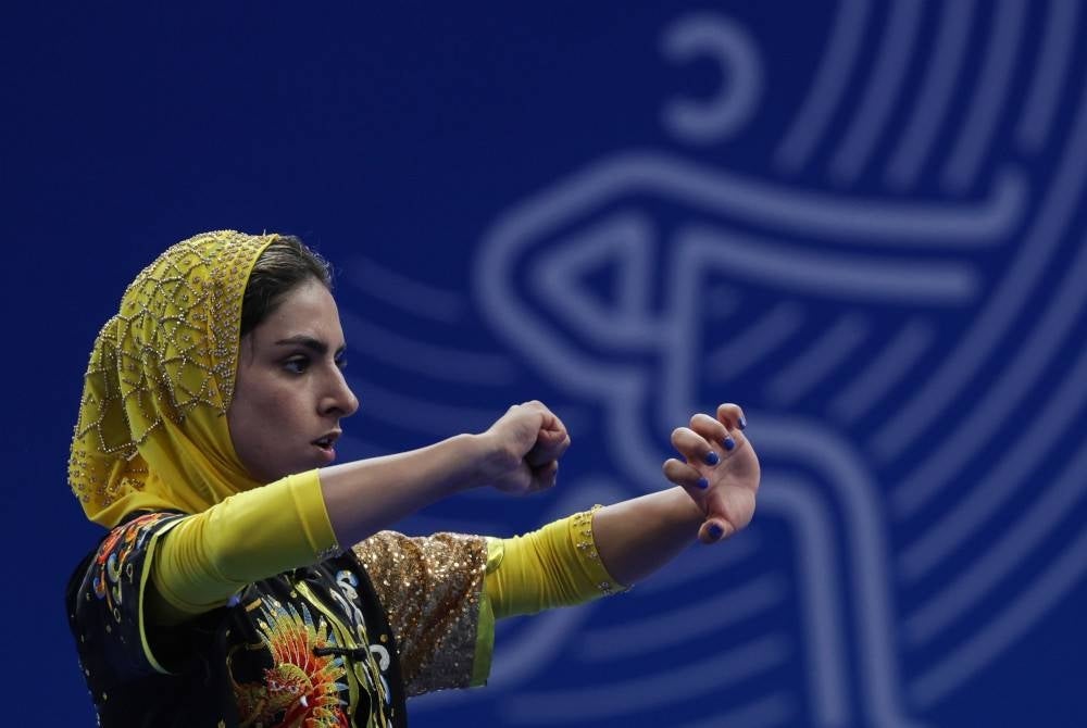  Atlet Wushu Iran Mina Panahi Dorcheh ketika beraksi pada acara akhir Nanquan dan Nangun sempena Sukan Asia Hangzhou 2022 di Pusat Sukan Xiaoshan Guali hari ini.