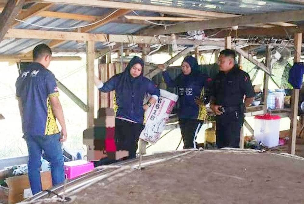 Sekumpulan pemandu bot berjaya menyelamatkan seorang wanita yang terjatuh ke dalam Sungai Kelantan dari Jambatan Sultan Yahya Petra di Kota Bharu pada Selasa.