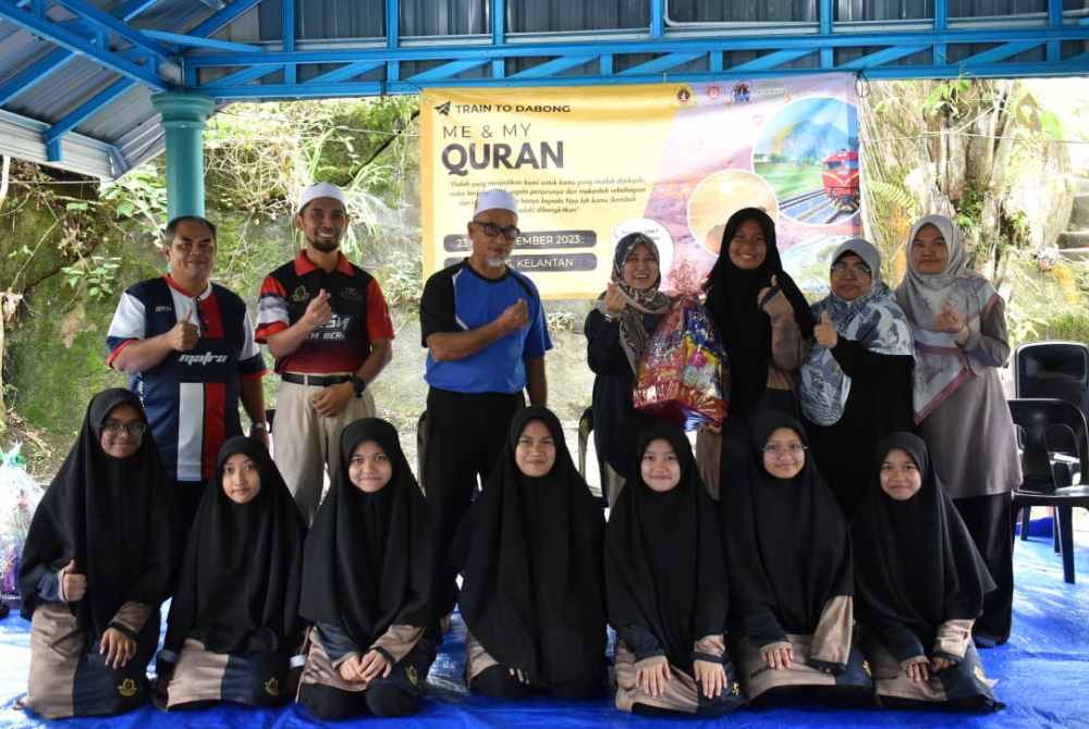 USTAZ MUHD FIKRI (berdiri, kiri) dan Mohd Nizar (berdiri, tiga dari kiri) merakam kenangan bersama pelajar MRSM ATM Bera yang mengikuti program Me & My Quran Train to Dabong baru-baru ini.