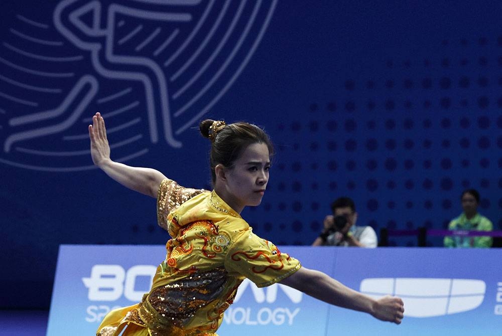 Cheong Min ketika beraksi pada acara akhir Nanquan dan Nangun sempena Sukan Asia Hangzhou 2022 di Pusat Sukan Xiaoshan Guali hari ini. - Foto Bernama