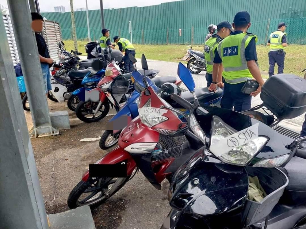 Antara motosikal yang disita JPJ Kuala Lumpur menerusi Op Motosikal di ibu negara pada Isnin.