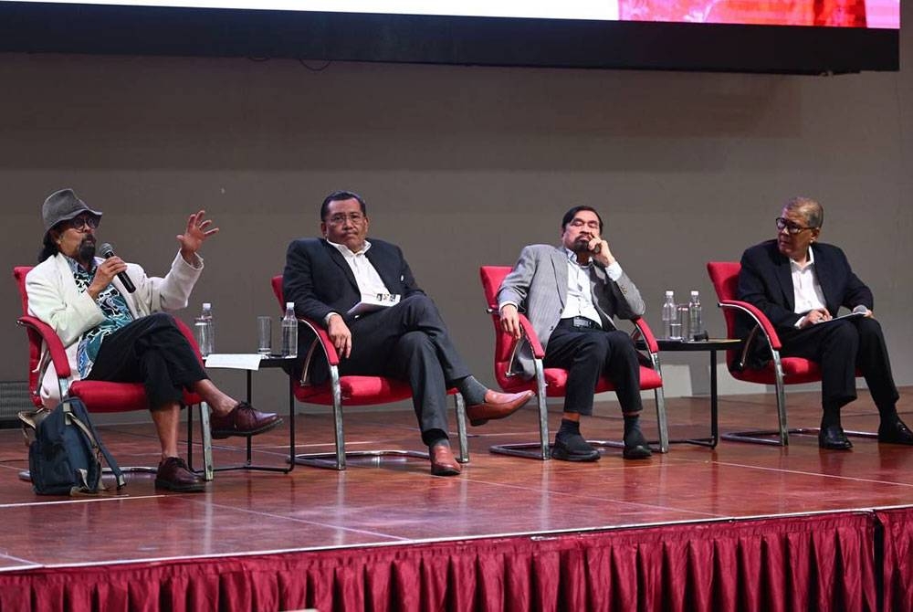 Dari kiri: Hishamuddin, Zaini, Kamarazaman dan Ruhanie dalam Forum Pengantarabangsaan Bahasa Melayu Tanggungjawab Bersama sempena Simposium Antarabangsa Aspirasi Bahasa Melayu 2023 di Hotel Le Quadri UCSI, Kuala Lumpur pada Selasa.