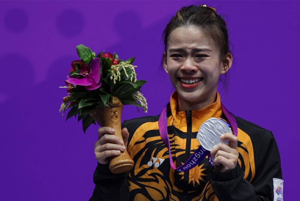 Cheong Min menahan sebak selepas memenangi pingat Perak pada acara akhir Nanquan dan Nandao Wanita di pusat sukan Xiaoshan Guali hari ini. - Foto Bernama