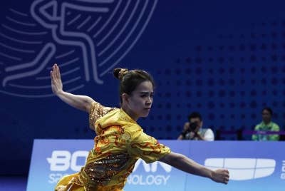 Cheong Min ketika beraksi pada acara akhir Nanquan dan Nangun sempena Sukan Asia Hangzhou 2022 di Pusat Sukan Xiaoshan Guali hari ini. - Foto Bernama