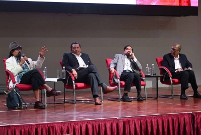 Dari kiri: Hishamuddin, Zaini, Kamarazaman dan Ruhanie dalam Forum Pengantarabangsaan Bahasa Melayu Tanggungjawab Bersama sempena Simposium Antarabangsa Aspirasi Bahasa Melayu 2023 di Hotel Le Quadri UCSI, Kuala Lumpur pada Selasa.